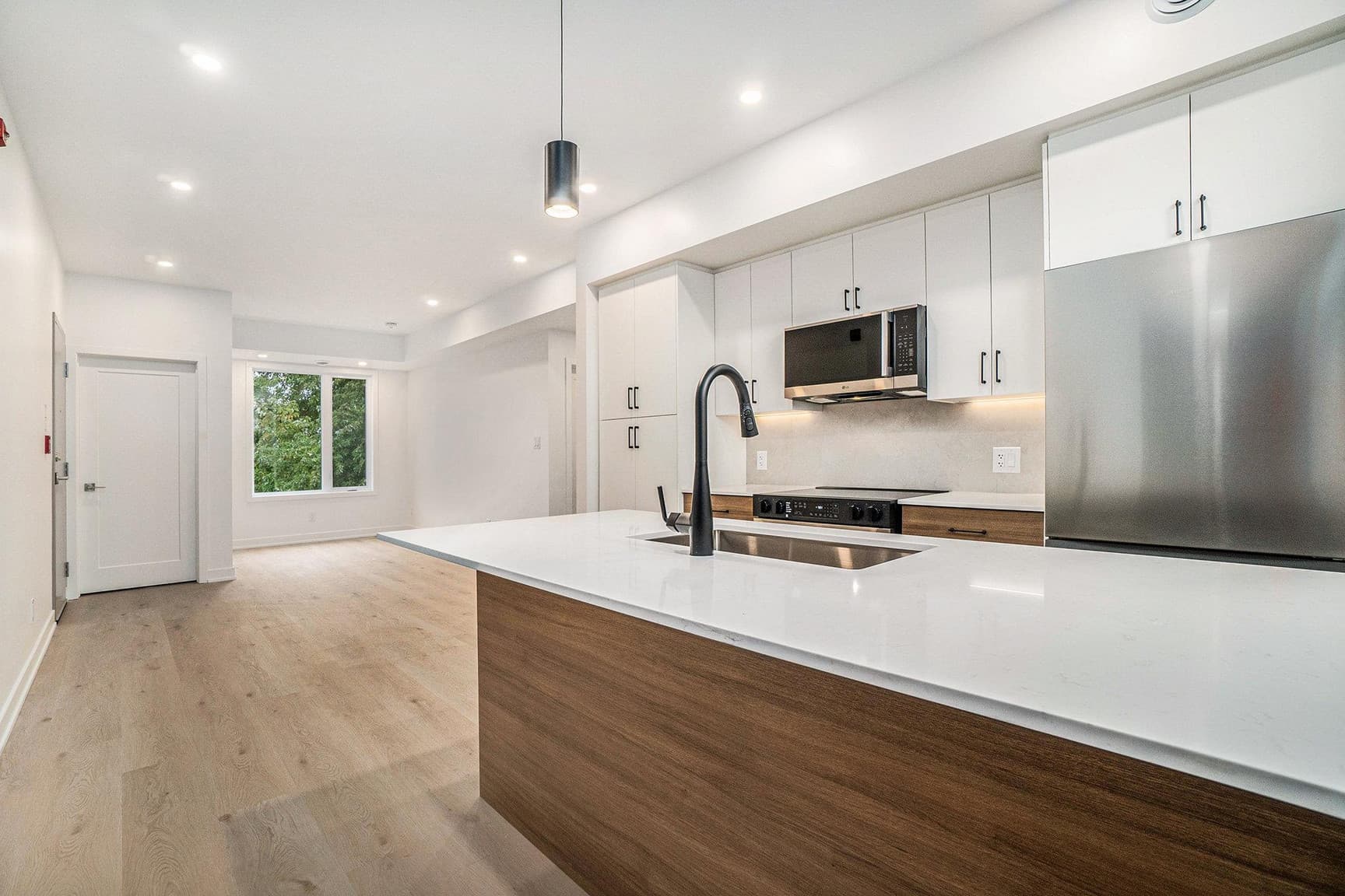 655 Donat — 3 bed,  2 bath - Photo 3