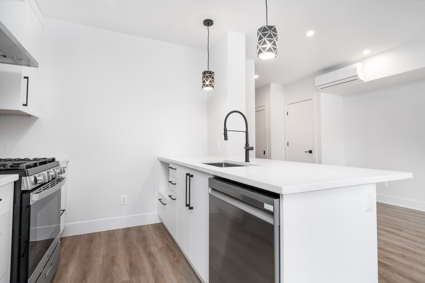 85 Rosemount Avenue — 1 Bedroom - Photo 8